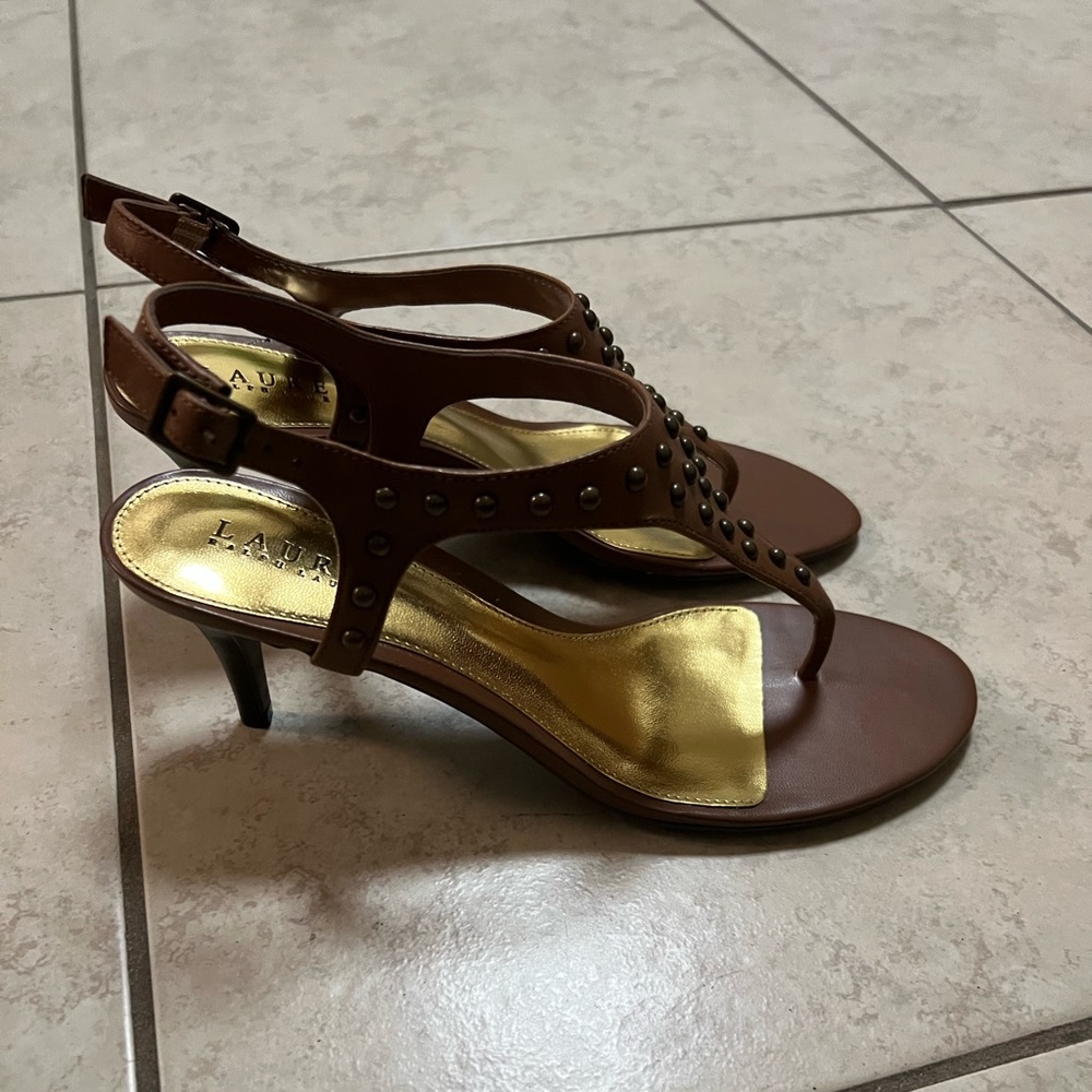Brand New Ralph Lauren Medium heels leather thong sandals 9.5